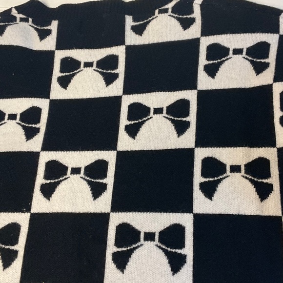 Chic Black and White Bow Patterned Crewneck Sweater - Picture 7 of 9